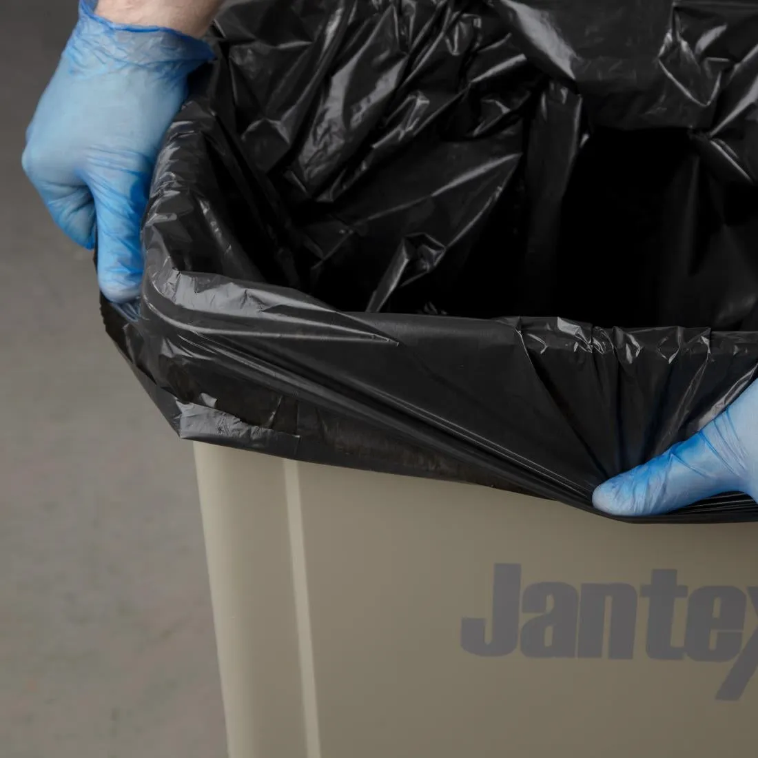 GK688 Jantex Medium Medium-Duty Black Bin Bags 70Ltr (Pack of 200)